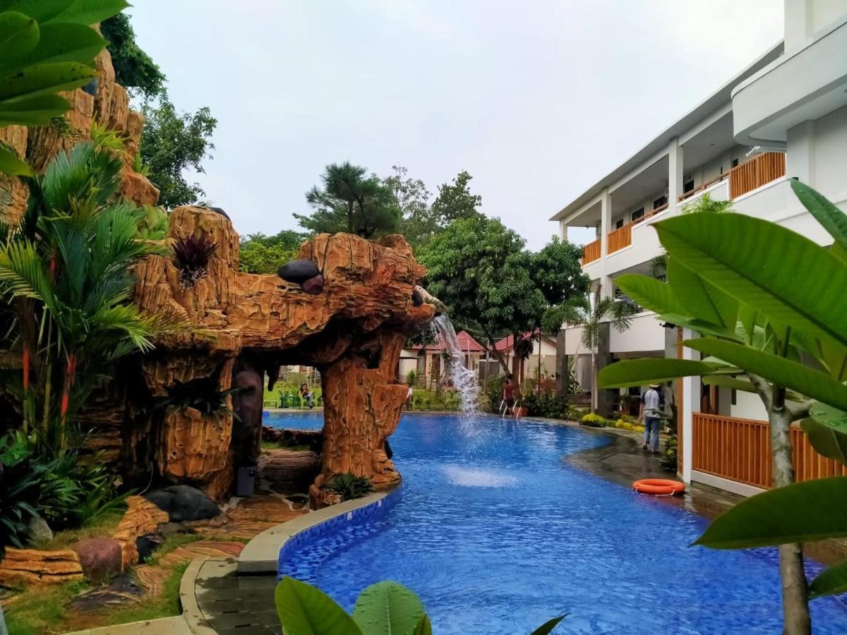 Long Beach Hotel Pangandaran Esterno foto