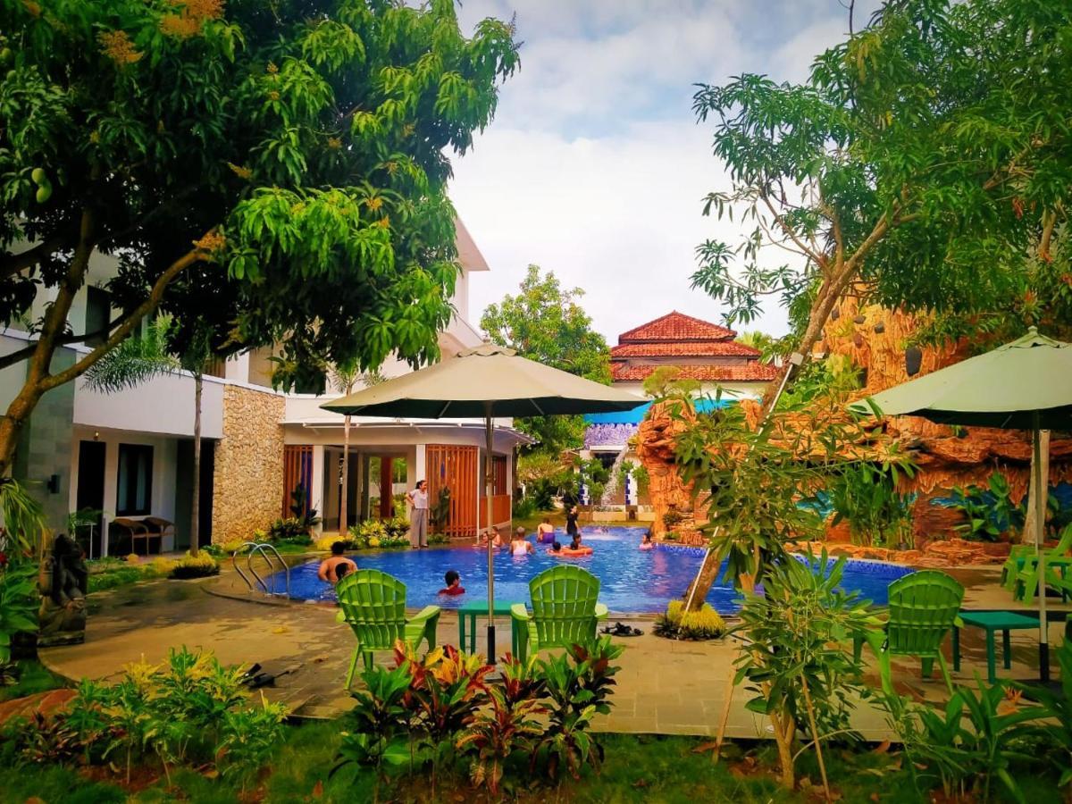 Long Beach Hotel Pangandaran Esterno foto