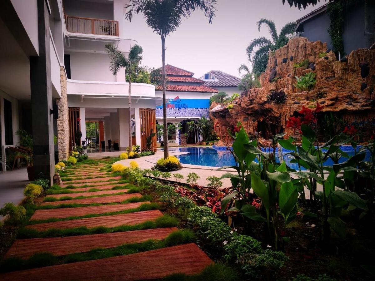 Long Beach Hotel Pangandaran Esterno foto