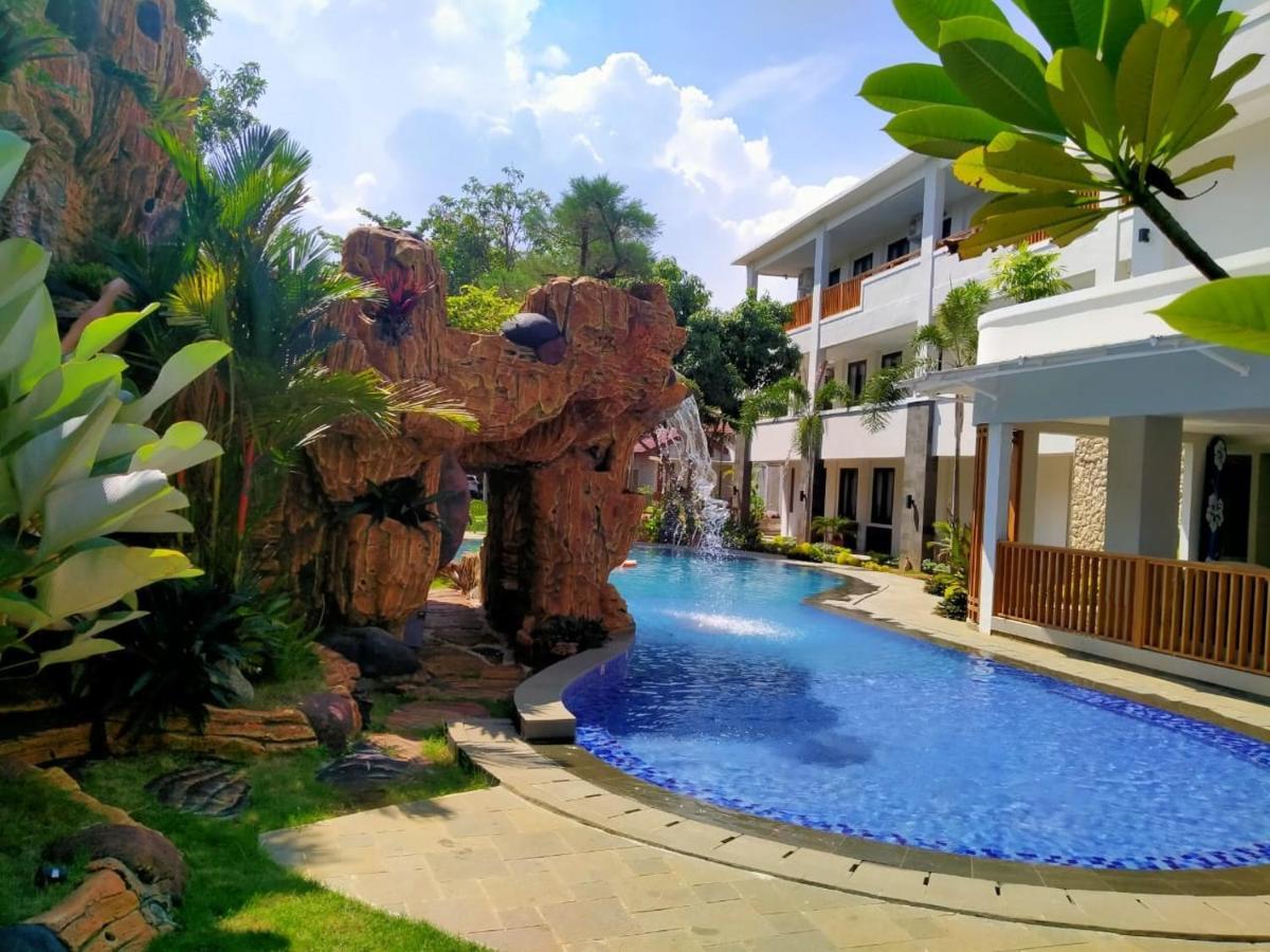 Long Beach Hotel Pangandaran Esterno foto