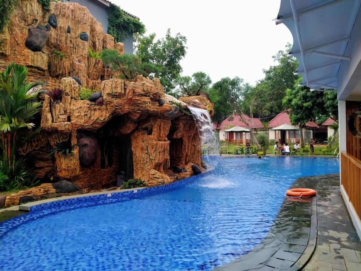 Long Beach Hotel Pangandaran Esterno foto