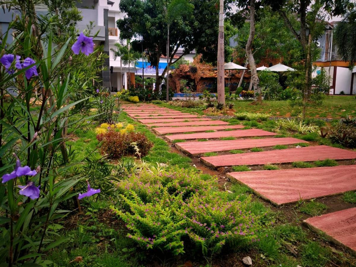 Long Beach Hotel Pangandaran Esterno foto