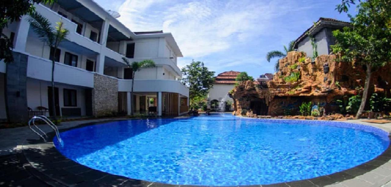 Long Beach Hotel Pangandaran Esterno foto