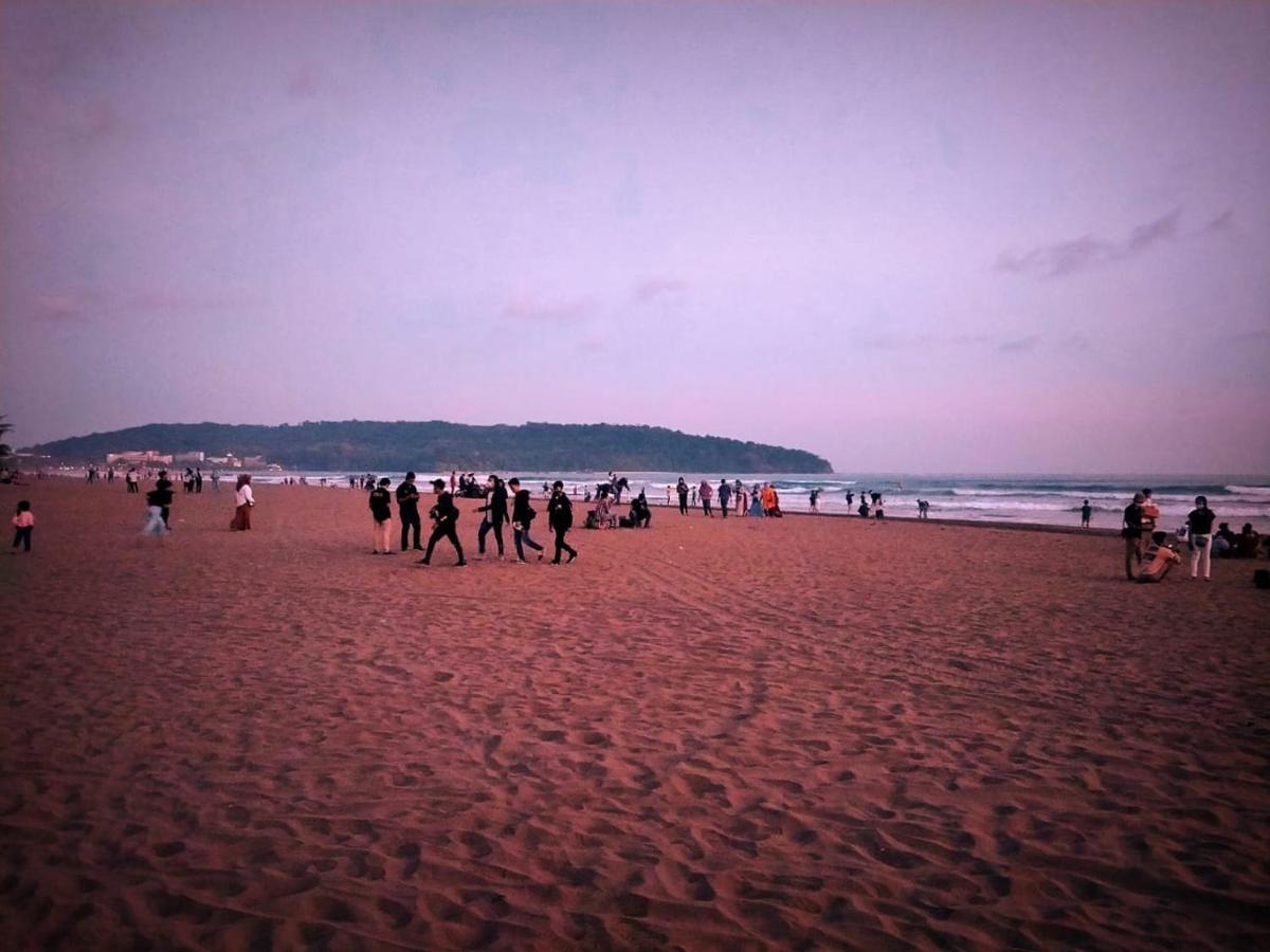 Long Beach Hotel Pangandaran Esterno foto