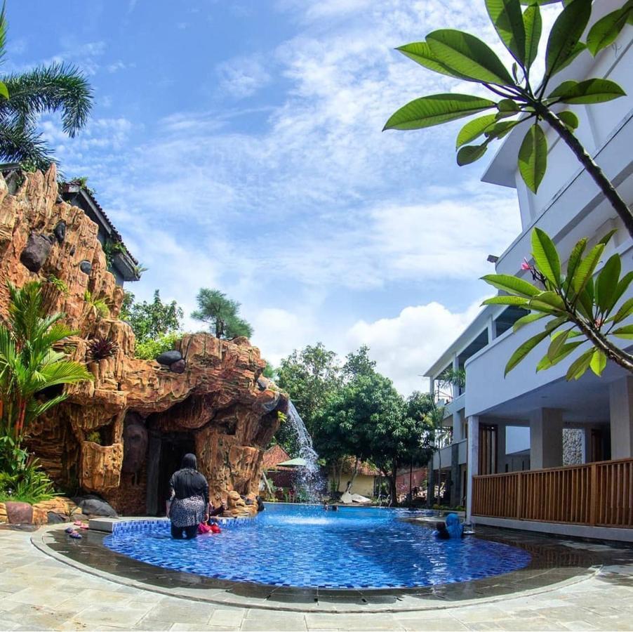 Long Beach Hotel Pangandaran Esterno foto